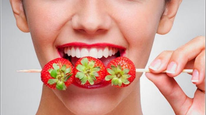 Tips Gigi Putih dengan Konsumsi Strawberry
